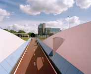 823908 Gezicht op het fietspad dat met tunneltjes onder het Europlein doorloopt, langs de Beneluxlaan (links) te ...